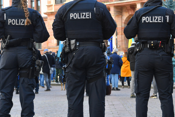 Ein Mann leistete am Donnerstag  bei Kontrolle der Polizei in Wiesbaden Widerstand. Der 29-Jährige wurde schließlich festgenommen.