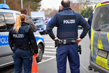 Am frühen Donnerstagabend führte ein 33-Jähriger eine Schreckschusswaffe in seiner Jacke in der Öffentlichkeit mit sich und bedrohte zwei Männer in Wiesbaden-Dotzheim. Die Polizei nahm den Täter fest.