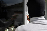 Einbrecher kletterten zwischen Freitag und Samstag auf einen Balkon im dritten Stock eines Hauses in Wiesbaden-Naurod. Anschließend hebelten sie die Balkontür auf und machten Beute.