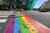 Erneut wurde der Regenbogen-Zebrastreifen in der Innenstadt von Wiesbaden mit Graffiti besprüht. Die Polizei konnte Dank zweier Zeugen eine Tatverdächtigen festnehmen.