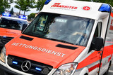 Ein Kind wurde am Donnerstag von einem Auto in Wiesbaden erfasst und verletzt. Rettungskräfte versorgten das Mädchen.
