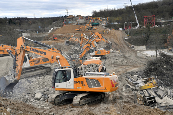 Die Aufräumarbeiten nach der Sprengung der Salzbachtalbrücke sind im vollen Gang. In Kürze sind die Arbeiten abgeschlossen. Bagger und Dumper im Einsatz