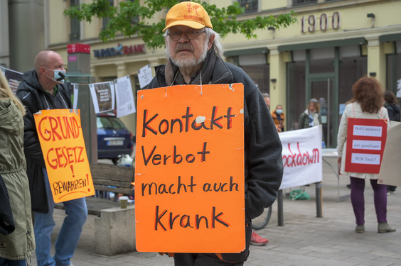 Querdenker-Demo in Wiesbaden nach gut einer Stunde aufgelöst - Hygieneauflagen wurden nicht beachtet