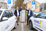 Gemeinsam für die Bürgerinnen und Bürger: Thomas Keller ( Geschäftsführer der GWW) und Ralf Schodlok (Vorstandsvorsitzender ESWE Versorgungs AG) nahmen am Montag eine neuen E-Ladesäule in Wiesbaden-Schierstein in Betrieb.