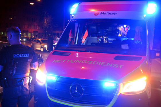 Aufgrund seines aggressiven Verhaltens im alkoholisierten Zustand landete ein 25-Jähriger in der Nacht zum Samstag in Wiesbaden zunächst im Polizeigewahrsam und anschließend im Krankenhaus. Zudem biss er einen Polizisten.