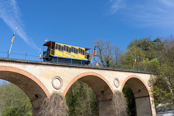 Wiesbadens schrägstes Wahrzeichen, die Nerobergbahn, fährt ab  Montag, 11. Juli, wieder täglich auf den Neroberg.
