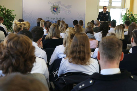 Das Polizeipräsidium Westhessen in Wiesbaden hat seit Montag 68 neue Vollzugsbeamtinnen und -beamten sowie acht neue Tarifangestellte.