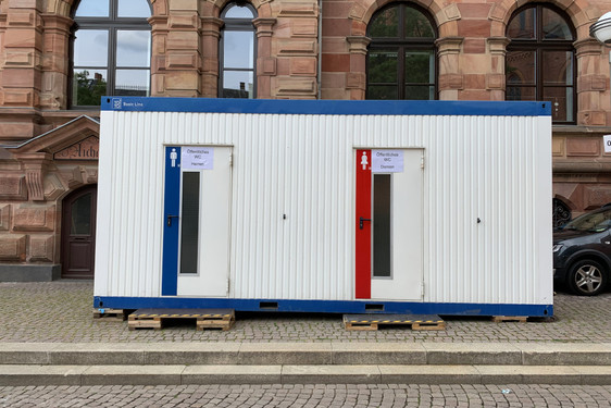 Neue öffentliche Toilette auf dem Marktplatz in Wiesbaden aufgestellt.