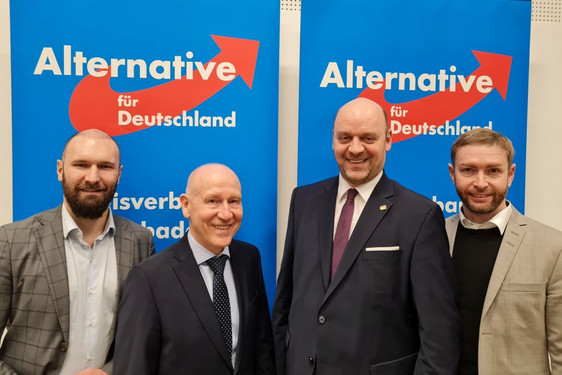 Die AfD Wiesbaden schickt eine Herrenriege in die Landtagswahl. Die Direkt-Kandidaten wurden am Samstag gewählt.  Von links nach rechts Dimitri Schulz, Erich Heidkamp, Robert Lambrou, Denis Seldenreich.