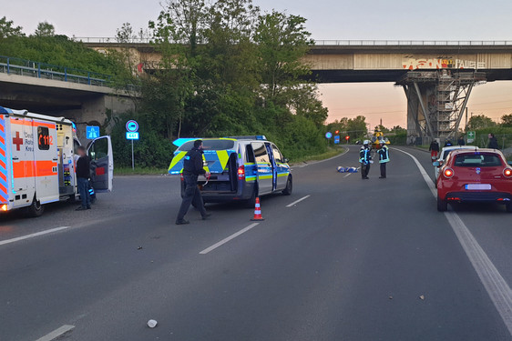 Motorradfahrer stürzte am Mittwochabend auf der A671 in Wiesbaden und schleudert in Böschung. 34-Jähriger verstarb wenige Stunden später in der Klinik