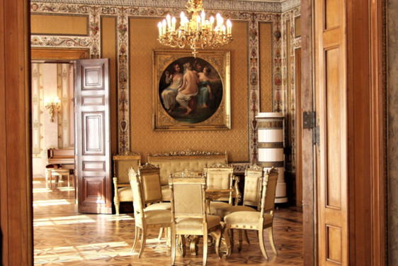 Im Auftrag des Herzogs Adolph von Nassau kreierte Anton Bembé um 1840 das Mobiliar des Wiesbadener Stadtschlosses nach Vorbild des zu der Zeit angesagtem Möbelschicks aus Paris. Mehrer Regierungsformen, zwei Weltkriege und etliche Generationen später, hat die Inneneinrichtung des Schlosses kein Stück von ihrer Strahlkraft verloren.