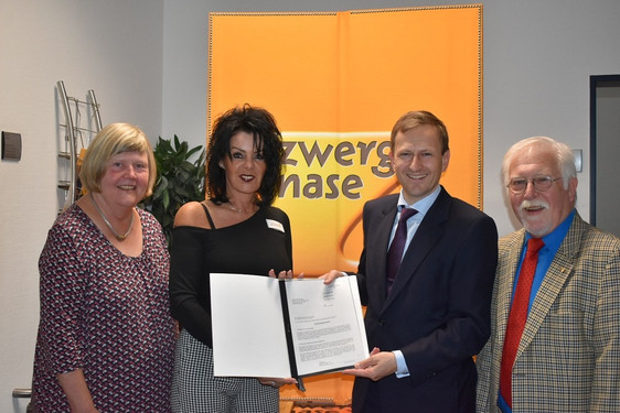 Zuschussbescheid in Höhe von 1.140.930 Euro an die Zwerg Nase Stiftung übergeben.
