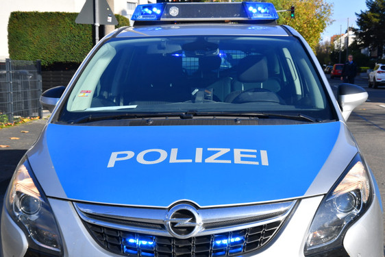 Trunkenheitsfahrt ohne Führerschein in Wiesbaden-Nordenstadt. Die Polizei schnappt sich den Mann.