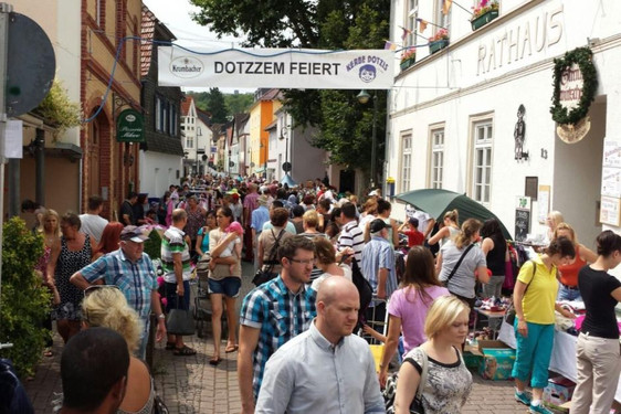 Im Rahmen der Kerb steigt auch in diesem Jahr wieder der Open-Air-Kindersachenflohmarkt in Wiesbaden-Dotzheim.