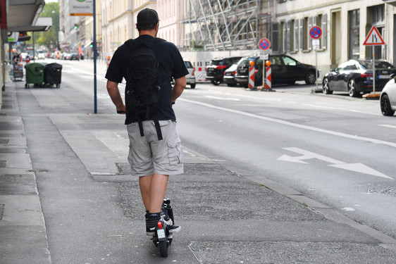 Sie sausen durch Wiesbadens City, die neuen Leih-Roller mit E-Antrieb.
