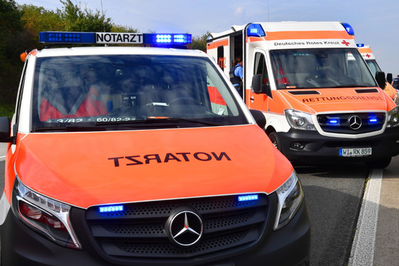 Zwei Schülerinnen wurde am Mittwochmorgen in Nordenstadt von einem Auto erfasst und durch die Luft geschleudert. Ein Notarzt und zwei Rettungswagenbesatzungen versorgten die verletzten Kinder.