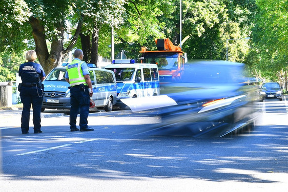 Polizei Wiesbaden führte am Sonntag Geschwindigkeitskontrolle in 30er Zone in der Rheingaustraße in Biebrich durch.