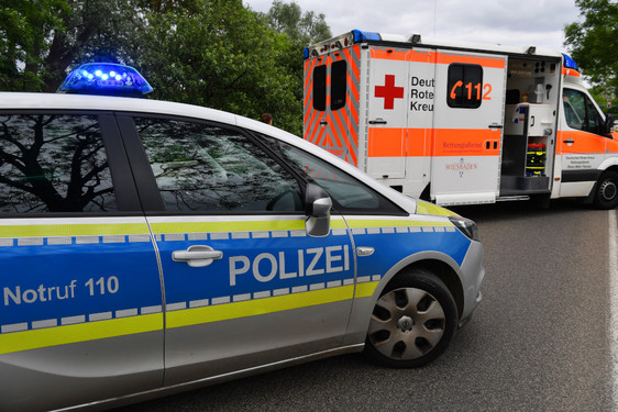 Überhol-Battle zwischen Autofahrer und Fahrradfahrer führte am Samstag in Wiesbaden zu einem Unfall. Der Pkw-Fahrer flüchtete. Der Biker erlitt leichte Verletzungen.