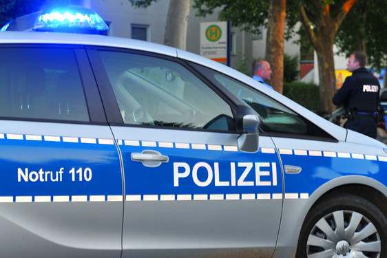 Unbekannter rastet in Linienbus in Wiesbaden-Sonnenberg völlig aus. Zunächst schlägt er eine Jugendliche und droht dem Busfahrer mit einem Messer. Die Polizei fahndet nach dem Täter mit mehreren Seifenwagen.