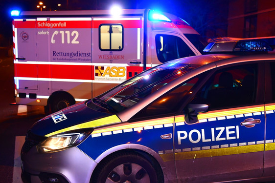 Jugendlicher mit Messer in der Nacht zum Sonntag im  Kulturpark Wiesbaden verletzt. Rettungskräfte und Polizei waren im Einsatz.