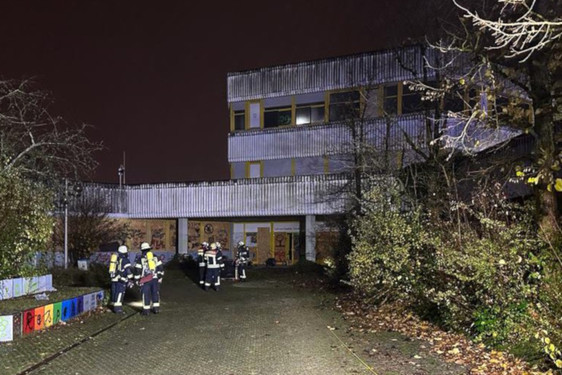 Erneut brannte es am frühen Montagabend in der ehemaligen Carl-von-Ossietzky-Schule in Wiesbaden-Klarenthal. Die Feuerwehr löschte die Flammen.