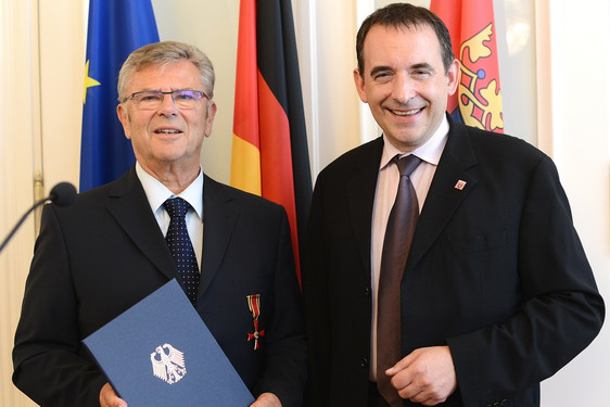 Bundesverdienstkreuz für Peter Schulte aus Wiesbaden. Kultusminister Lorz würdigt langjähriges und vielfältiges Wirken in der Wiesbadener Sportlandschaft