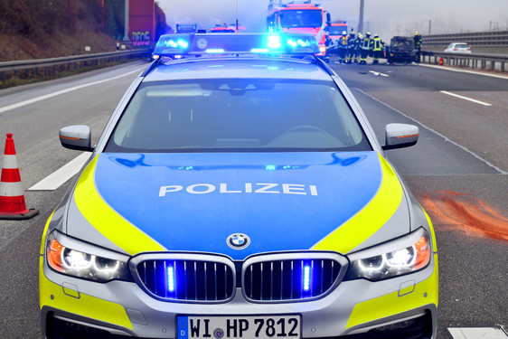 LKW rammt Oldtimer auf der A3 am Wiesbadener Kreuz. Lastwagenfahrer flüchtet. Die Polizei sucht nun nach Zeugen.