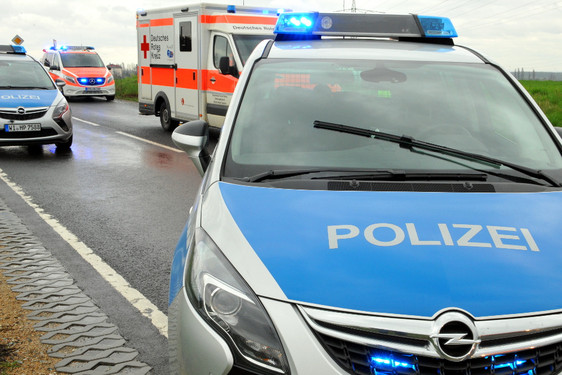 Reisebusunfall in Wiesbaden. Drei Personen werden verletz. Rettungssanitäter kümmern sich um die Patienten.