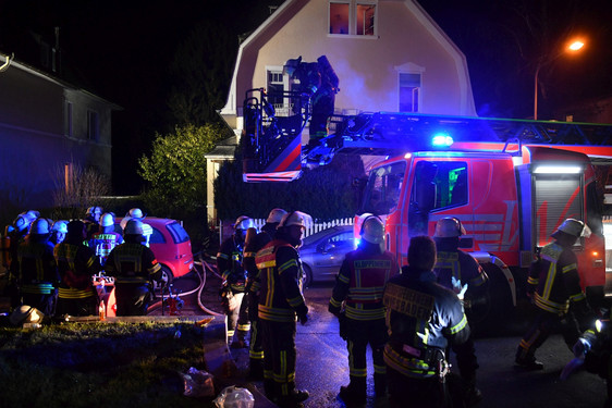 Feuer in einem Wohnhaus in Wiesbaden-Bierstadt: Rettungskräfte sind im Einsatz.