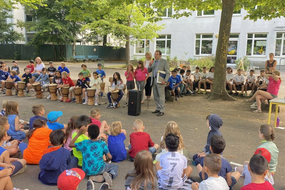 Ab Herbst 2027 besteht bundesweit ein Rechtsanspruch auf einen ganztägigen Betreuungsplatz für Kinder im Grundschulalter. Die Schiller-Schule in Wiesbaden ist dafür jetzt bestens vorbereitet.