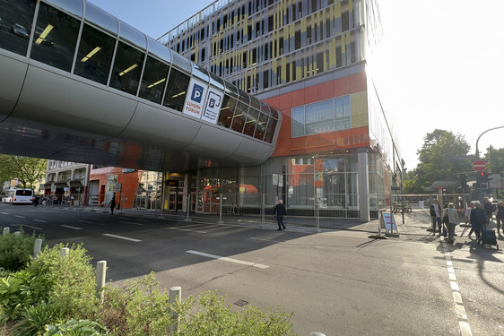 Ein Fassadenteil löste sich am Freitagmittag von dem Einkaufszentrum LuisenForum in Wiesbaden und stürzte herunter. Zwei Personen wurden verletzt. Rettungsdienst, Feuerwehr und Polizei waren im Einsatz.
