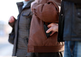 Taschendiebe stehlen Geldbörse von Frau in einem Geschäft in Biebrich.