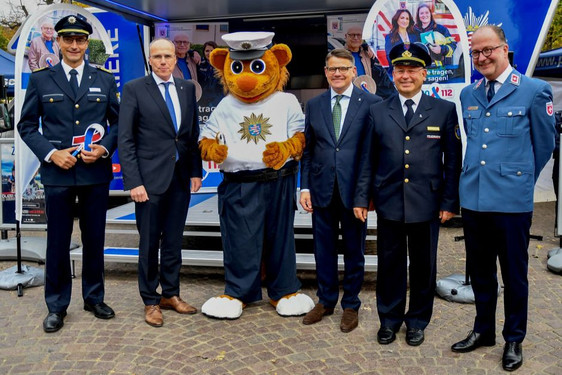 Der Hessische Ministerpräsident Boris Rhein und Innenminister Peter Beuth besuchen Solidaritäts-Aktion für Einsatzkräfte in Wiesbaden.