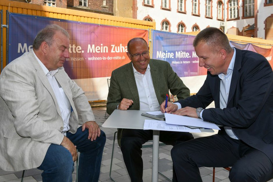 Rolf Stenzel (WfS – Wohnen für Studis), Ulrich Albersmeyer und Tobias Bundschuh (beide NHW) unterzeichnen den Vertrag. Foto: NHW / Joachim Keck