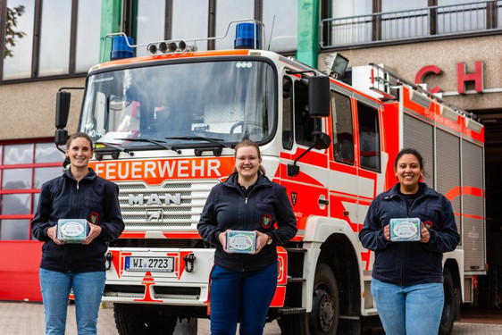 Svenja Baum, Denise Carver und Jasmin Herborn von der Arbeitsgruppe Menstruationsprodukte bei der Feuerwehr Wiesbaden.