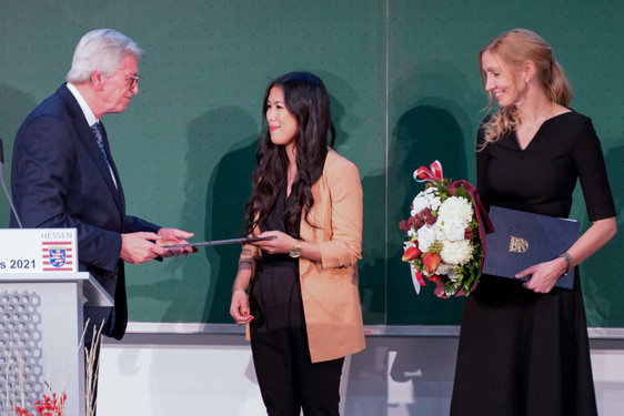 Für ihre Verdienste in der Corona-Pandemie erhielten Prof. Dr. Sandra Ciesek und Dr. Mai Thi Nguyen-Kim am Freitag, 5. November, den Kulturpreis 2021.