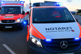 81-jähriger Fußgänger bei Verkehrsunfall mit Auto am Montag in Wiesbaden-Sonnenberg schwer verletzt. Notarzt und Rettungssanitäter waren im Einsatz.