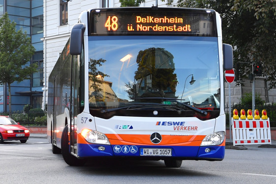 Seit dem Wochenende ist die Berliner Straße in Wiesbaden wegen einem Wasserrohrbruch stadteinwärts gesperrt. ESWE Verkehr ändert nun die Umleitungswege der Busse, um den Verkehr der betroffenen Linien zu verbessern.