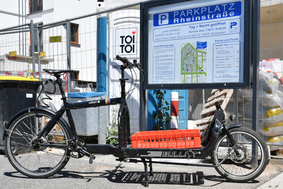 Wiesbadenerinnen und Wiesbadener können sich während der Aktion "Radfahren neu entdecken" kostenlos Lastenräder ausleihen und im Alltag testen.