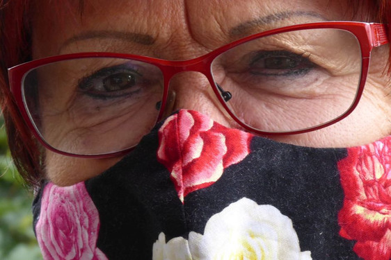 Frau mit Mund-Nase-Schutz