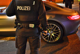 "Carfreitag": Die Polizei hat Hessenweit 744 Raser, Autoposer und illegale Tuner kontrolliert. Dabei wurden 38 Straftaten und 659 Ordnungswidrigkeiten festgestellt. 28 Kraftfahrzeuge mussten die Ordnungskräfte  vorläufig aus dem Verkehr ziehen.