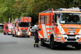 Feuerwehr- und Rettungsdiensteinsätze bei Unfällen, Gasgeruch herabstürzende Fassadenteile am Freitag in Wiesbaden.