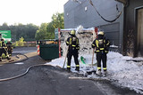 In den Abendstunden des Samstags wurde die Feuerwehr Wiesbaden zu einem brennenden Container an einem Geschäftsgebäude in der Mainzer-Straße alarmiert. Durch das schnelle Eingreifen konnte ein Übergreifen auf die angrenzende  Verkaufsstätte verhindert werden.