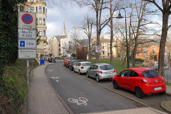 Bewohnerparken in Wiesbaden: Neuregelung hält mehr Parkplätze für Bewohnerinnen und Bewohner frei.