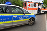 Roller kracht gegen Tür eines Taxis am Donnerstag in Wiesbaden-Biebirch, als der Fahrer diese öffnete. Der gestützte Rollerfahrer riss noch einen Passanten mit um. Rettungskräfte versorgen die beiden Verletzten.
