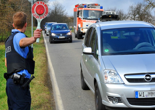 Verstärkte Kontrollen der Polizei bei Handysündern in Raum Wiesbaden