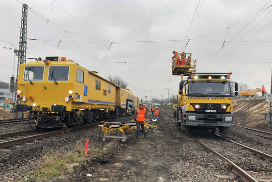 Die Arbeiten an der Bahnstrecke  nach Wiesbaden/Mainz laufen auf Hochtouren