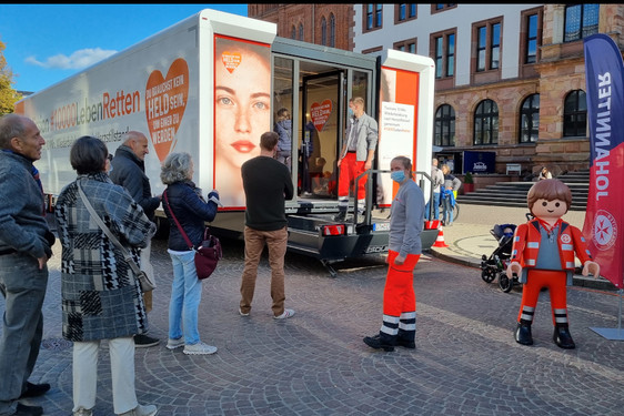 Der Erste-Hilfe-Truck am Wiesbadener Rathaus.