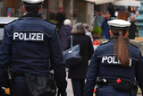 Trickdiebstahl: Passantin am Freitag in Wiesbaden von zwei Frauen abgelenkt und bestohlen.