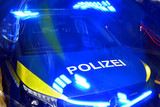 Zwei Täter haben in der Nacht zum Dienstag beim Einbruch in einen gewerblichen Betrieb in Wiesbaden-Schierstein ein Auto gestohlen. Im Anschluss versucht sie mit diesem Fahrzeug einen Blitzeinbruch in einen Kiosk in Biebrich zu begehen.